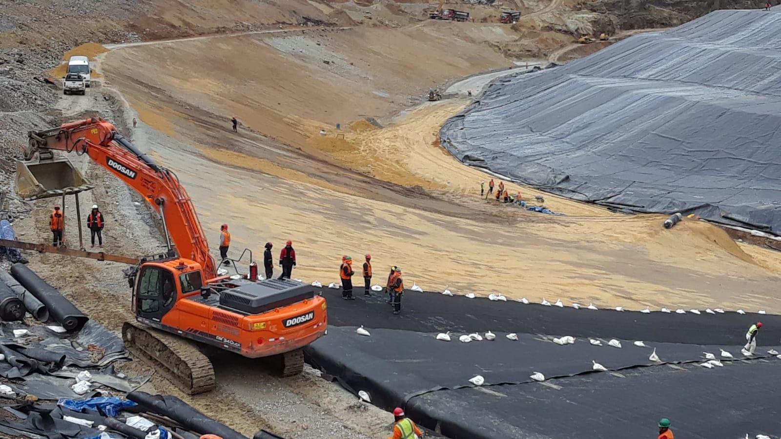 Instalación de geomembranas en proyecto minero – CORP GEINSA Perú