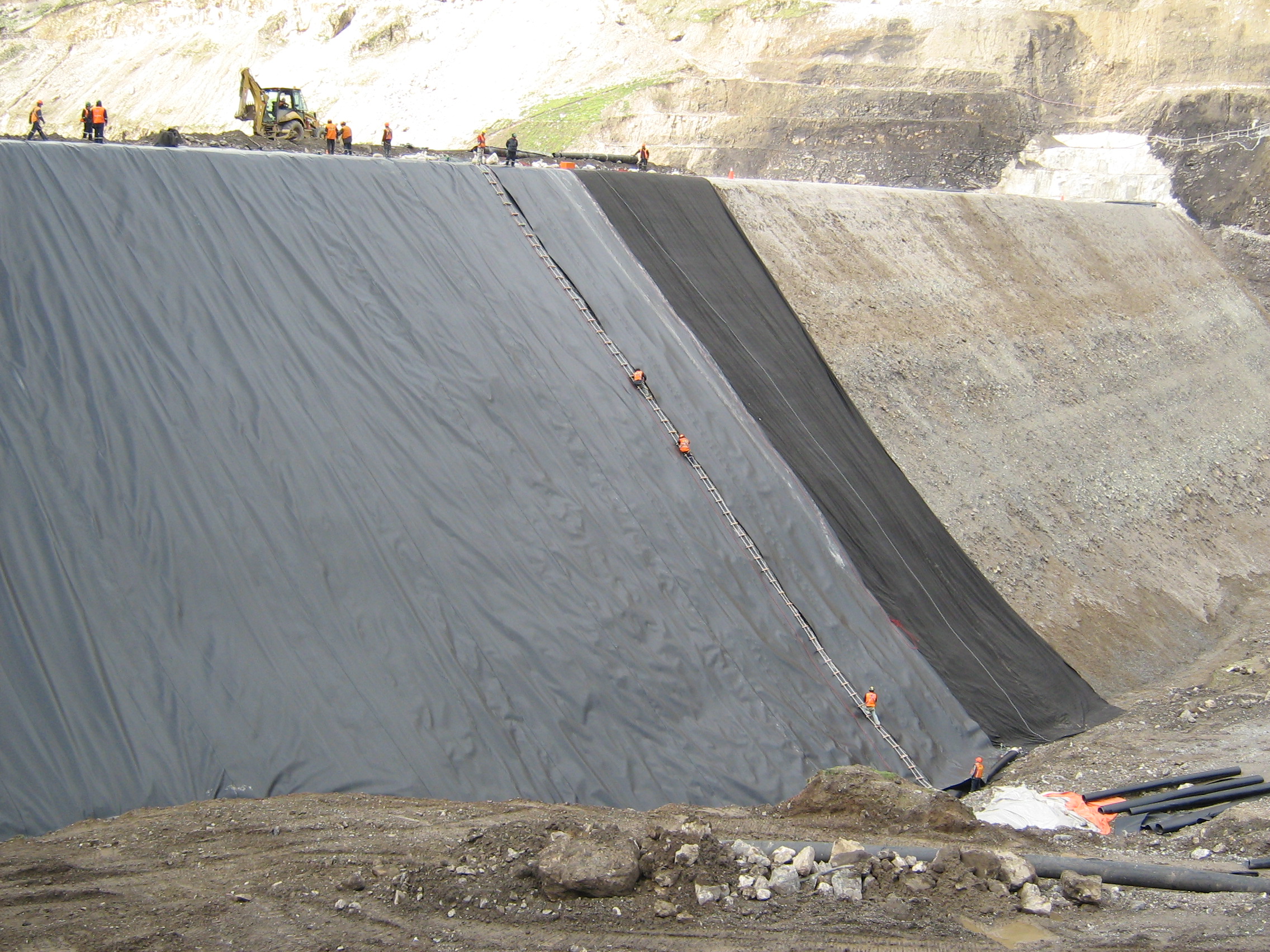Instalación de geomembranas en proyecto minero – CORP GEINSA Perú