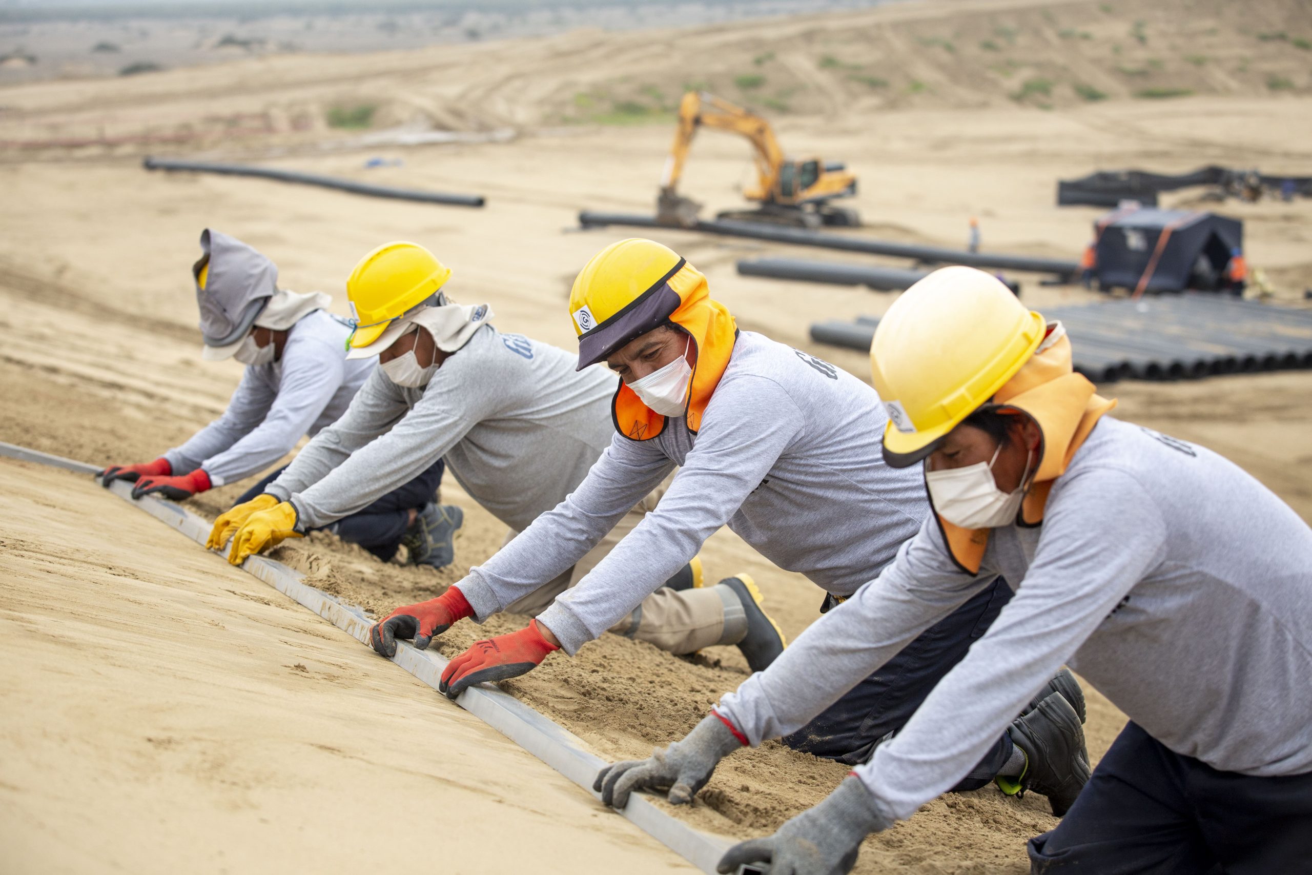 Técnicos instalando geomembrana en obra - CORP GEINSA PERÚ