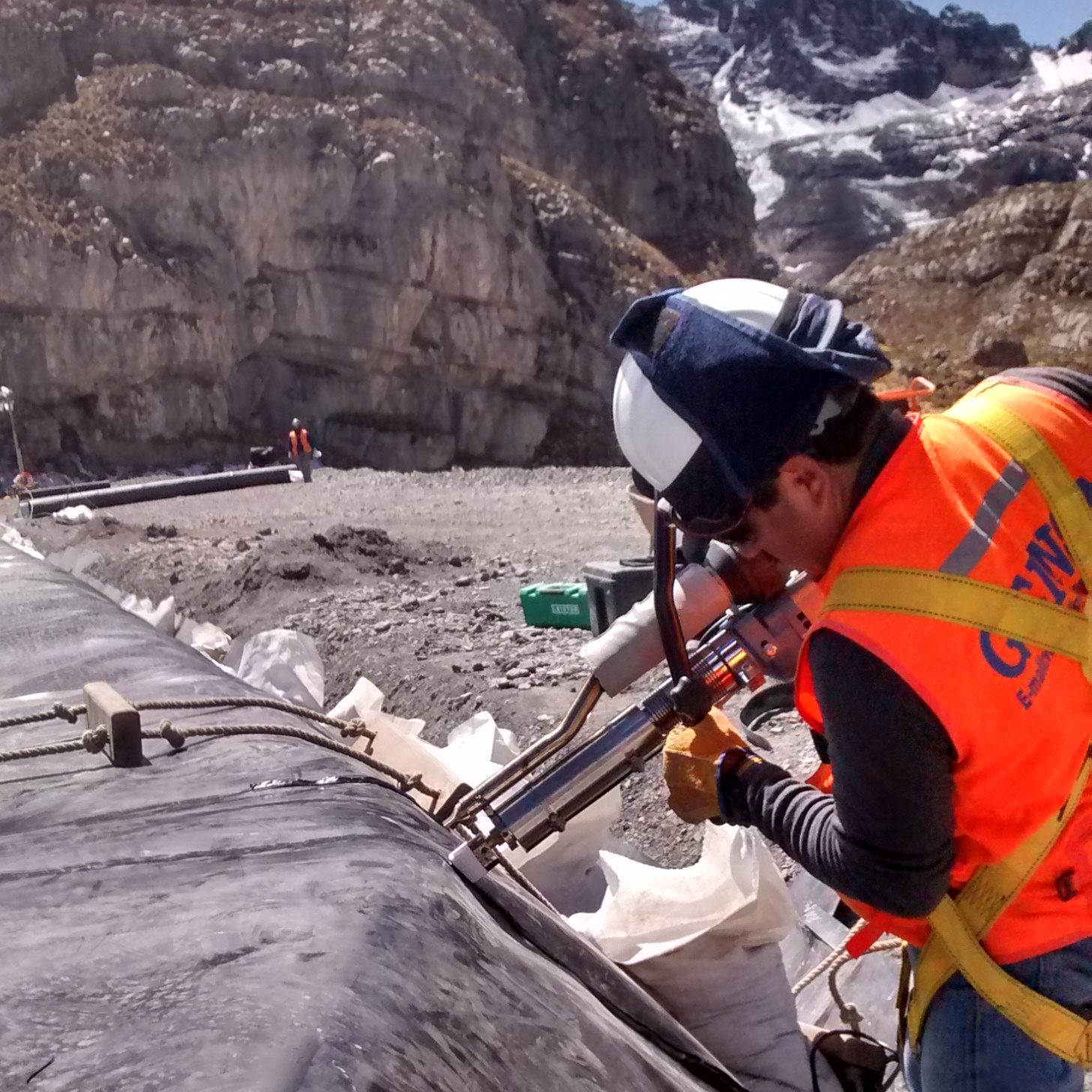 Instalación de geomembranas en proyecto minero – CORP GEINSA Perú
