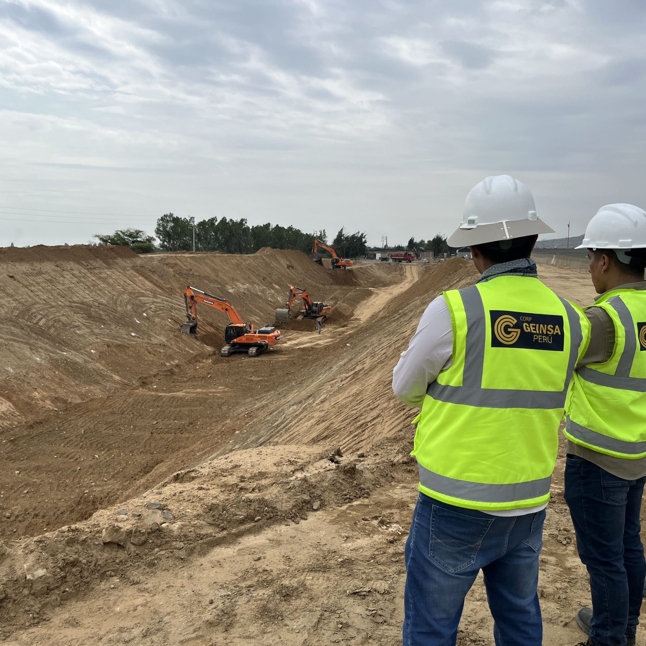 Ingenieros realizando el servicio de supervisión de obra - CORP GEINSA PERÚ