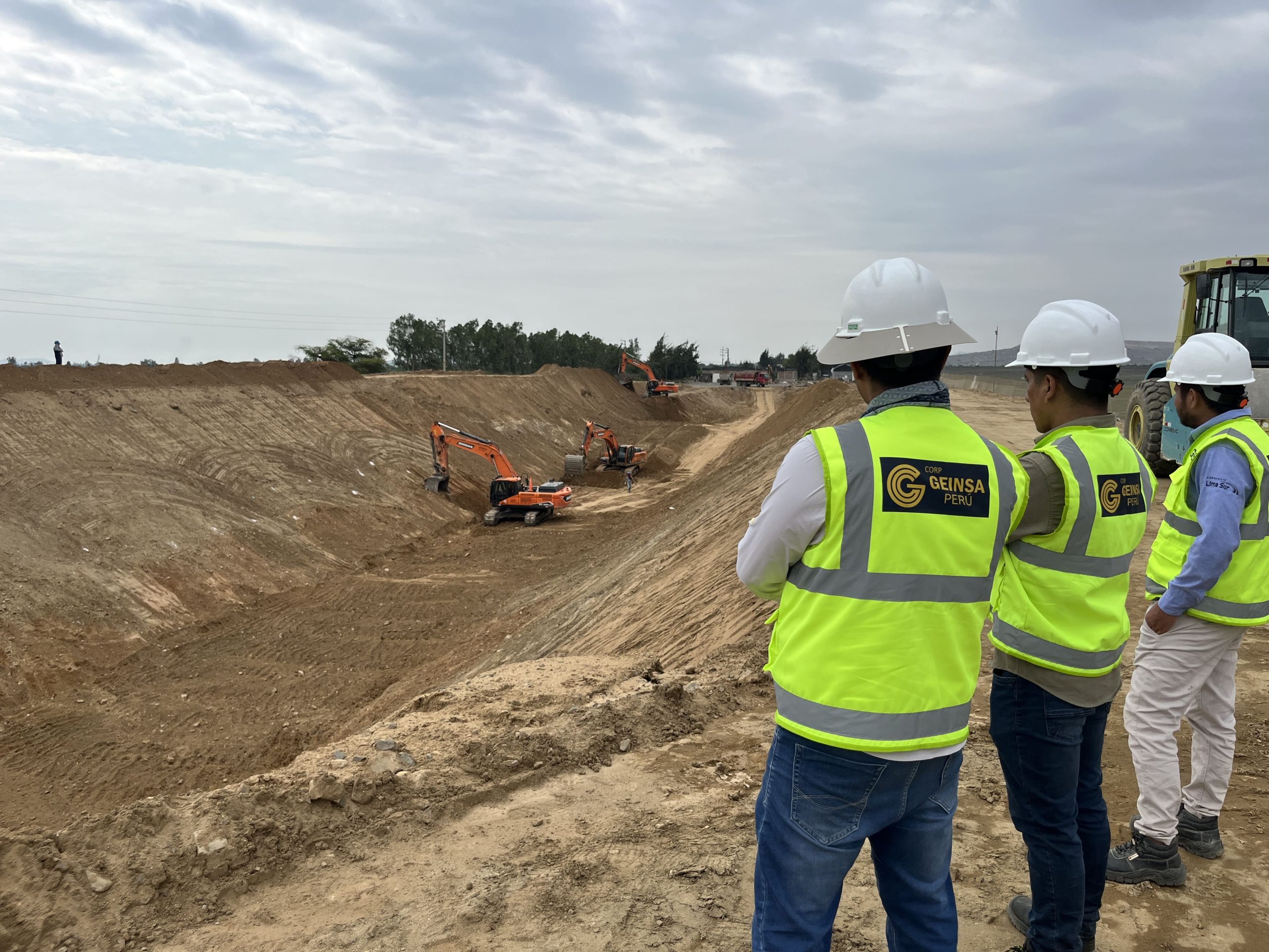 Ingenieros realizando el servicio de supervisión de obra - CORP GEINSA PERÚ