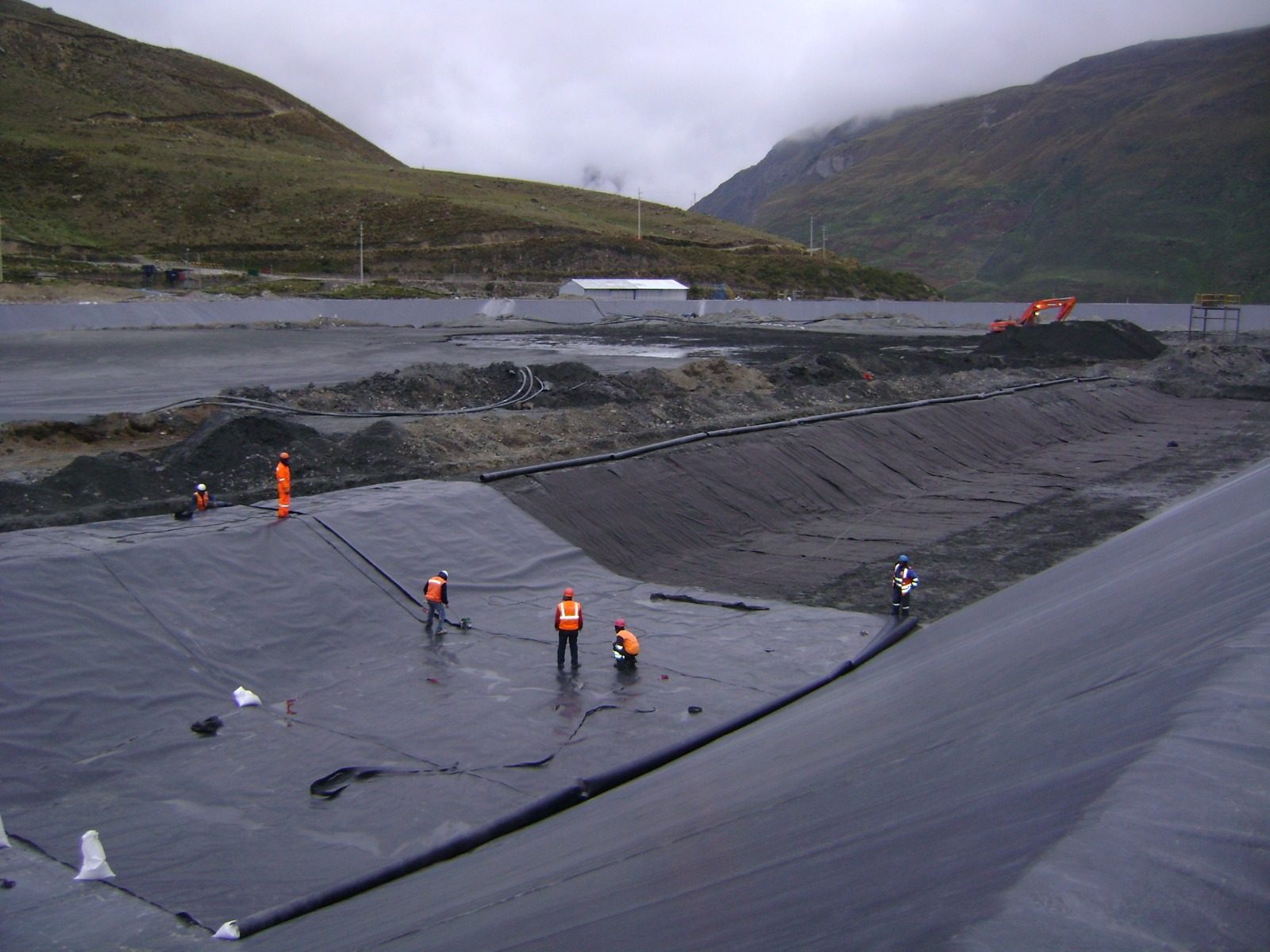 Instalación de geomembranas en proyecto minero – CORP GEINSA Perú